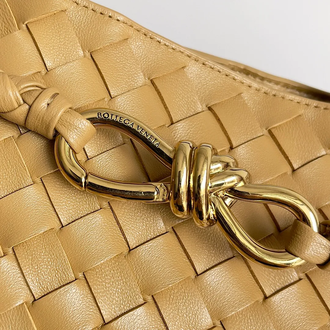 The 2023 new Andiamo batch of 2260 BV has been shipped‼ ️Really popular🔥The new Andiamo woven handbag launched by Bottega Veneta this season is really popular all over the world! ! Celebrities at home and abroad have worn it, and Oscar-winning actress Michelle Yeoh has taken it out on the street. Song Jia, Trai Yara, Yu Feihong, Sanji Ayaka, Rosie Hunting-Whiteley, Yoshioka Riho, etc. have all picked up this bag. It is classic and versatile, showing off its temperament, and the bag capacity is also large, which is very convenient for daily commuting! ! A variety of carrying methods, the shoulder straps can be adjusted by yourself, the original lambskin feels soft and delicate, and the unisex style breaks the gender boundaries and brings a more practical and long-lasting use experience. Andiamo, which has both elegant and casual styles, perfectly interprets the true appearance of "fashionable old money style". Style number: 743572 Size: 32*24*12